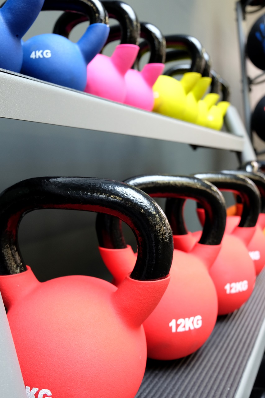 Regal voller Kettlebells