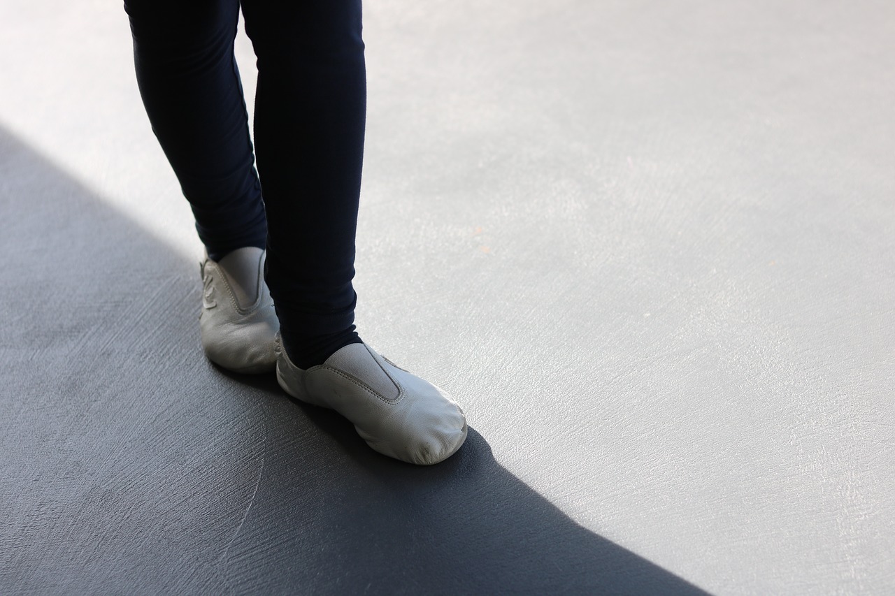 Füße in Turnschläppchen